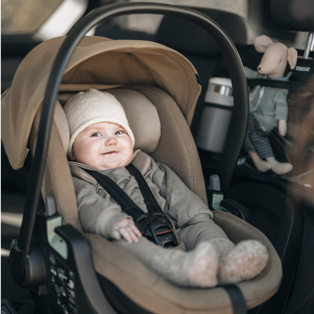 Thule Maple Connect Babyschale Beige - schräge Ansicht