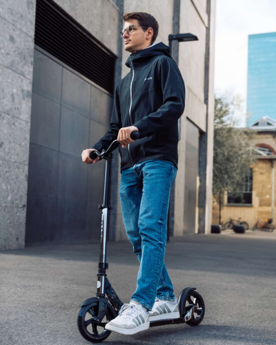 Micro Classic Neochrome Black – Faltbarer Scooter für Jugendliche & Erwachsene