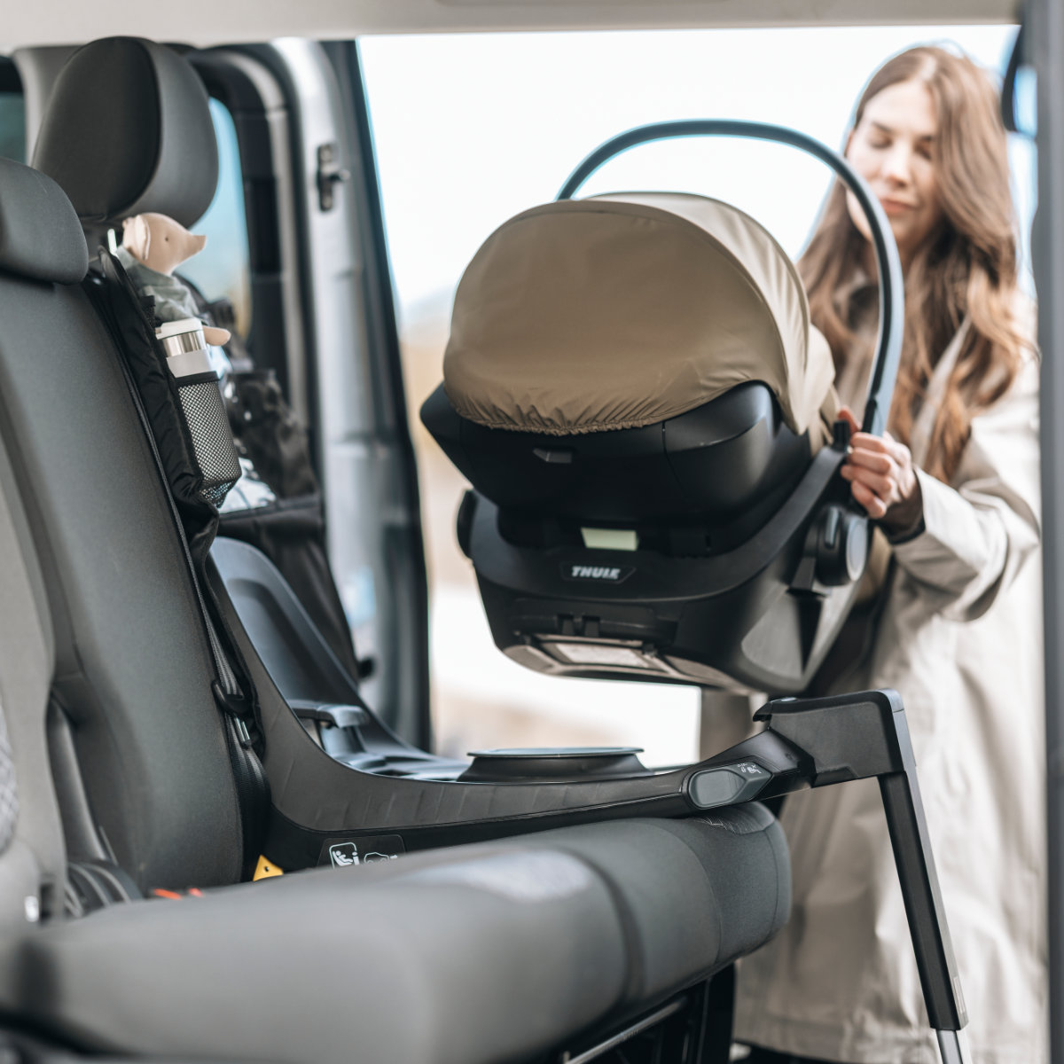 Thule Maple Connect Babyschale in Beige - schräge Ansicht