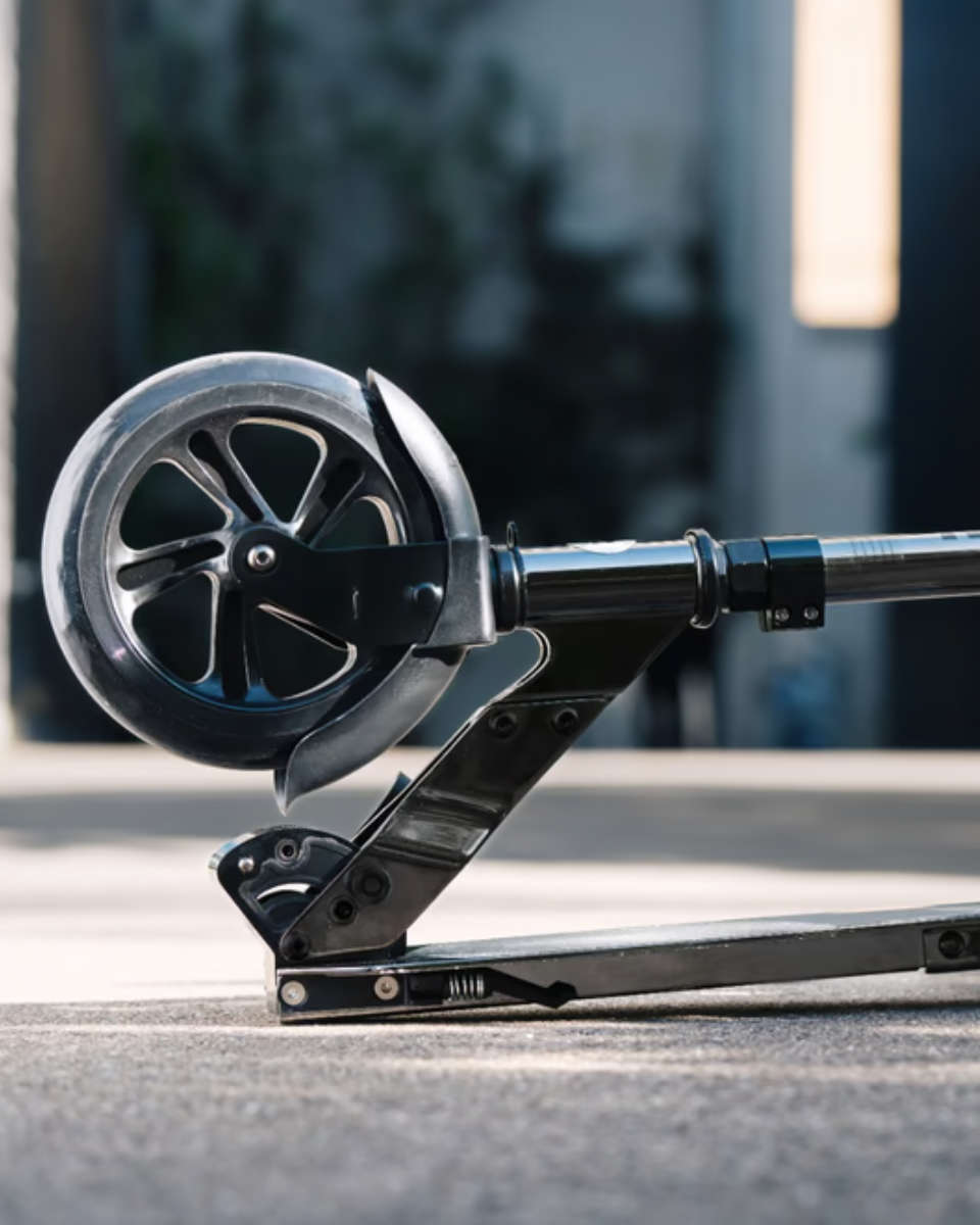 Micro Classic Neochrome Black – Faltbarer Scooter für Jugendliche & Erwachsene