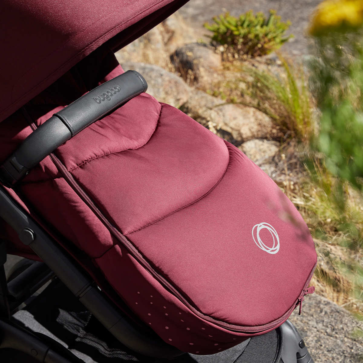 Bugaboo Fußsack in Rot - schräge Ansicht