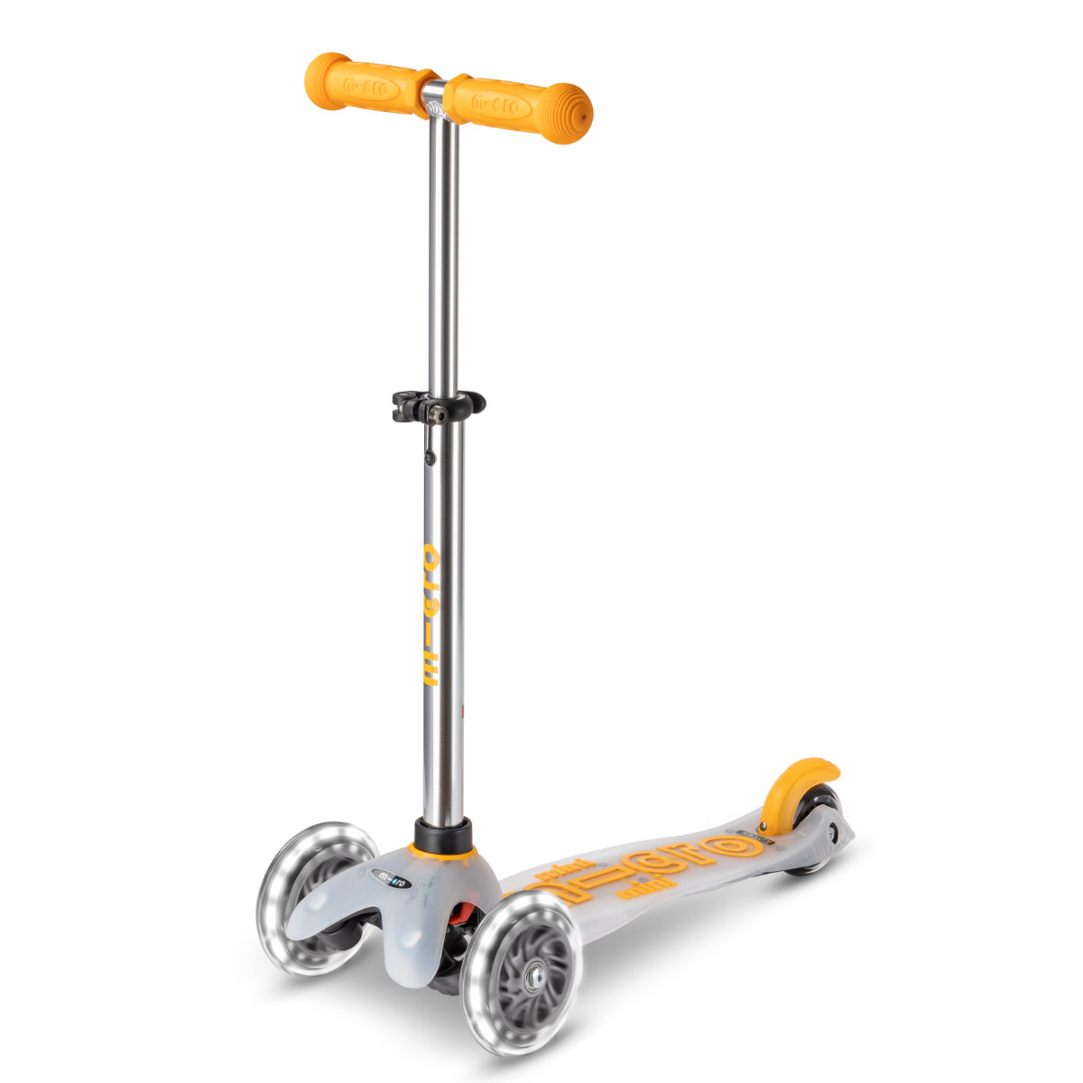 Micro Maxi Scooter in Grau und Orange - schräge Ansicht
