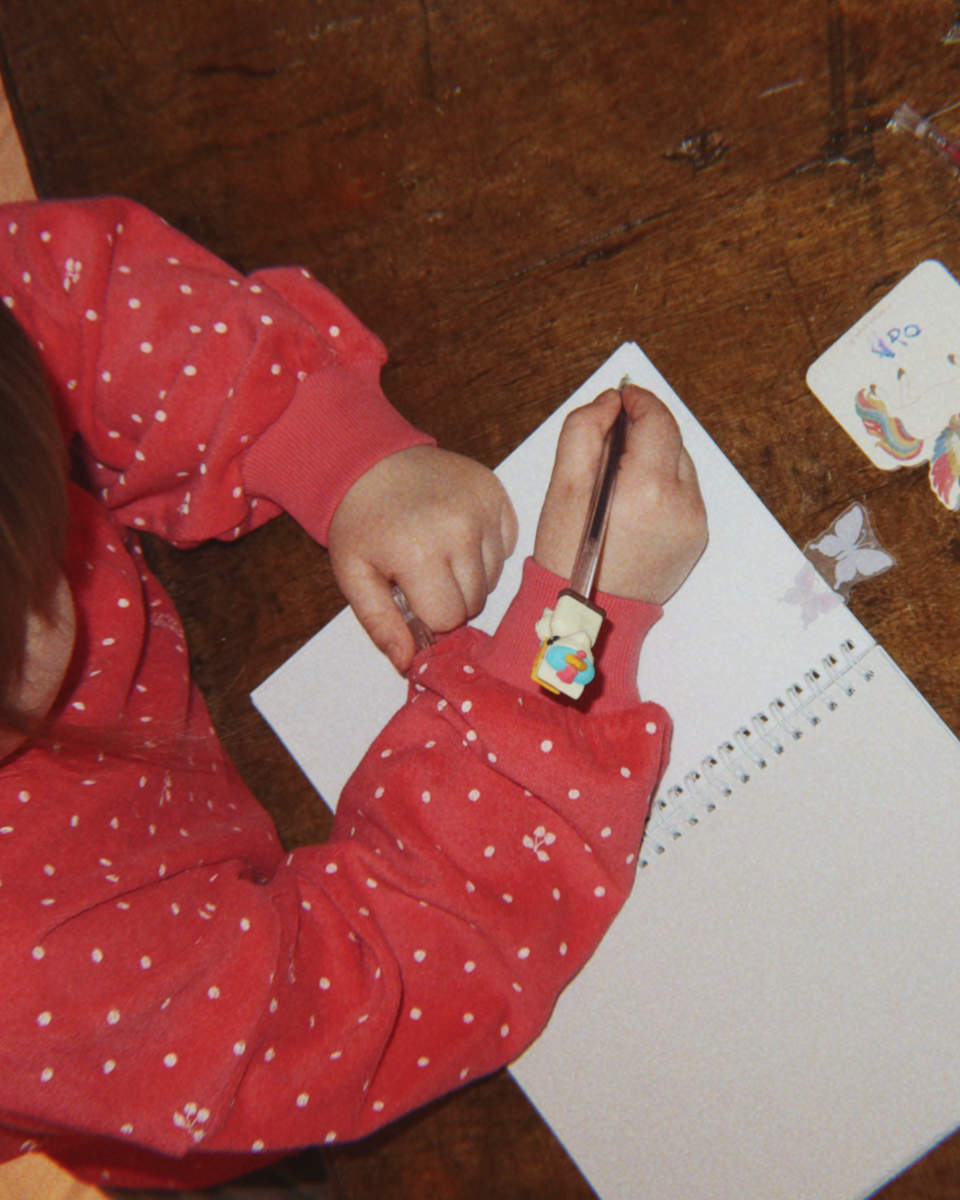Konges Sløjd Schreibwaren-Set für Kinder - Notizbuch, Sticker & Gelstifte