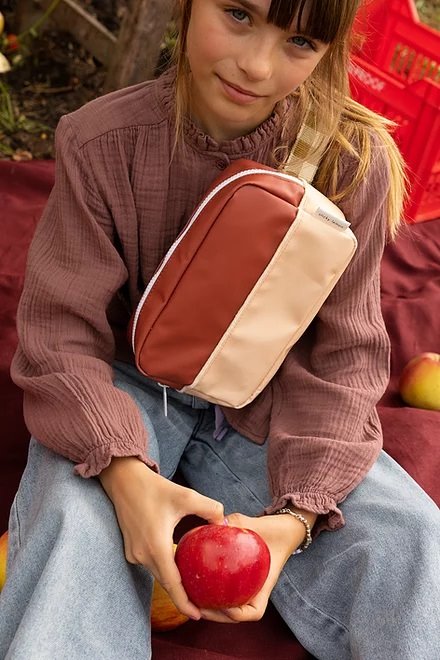 Sticky Lemon Bauchtasche für Kinder in Braun - getragen