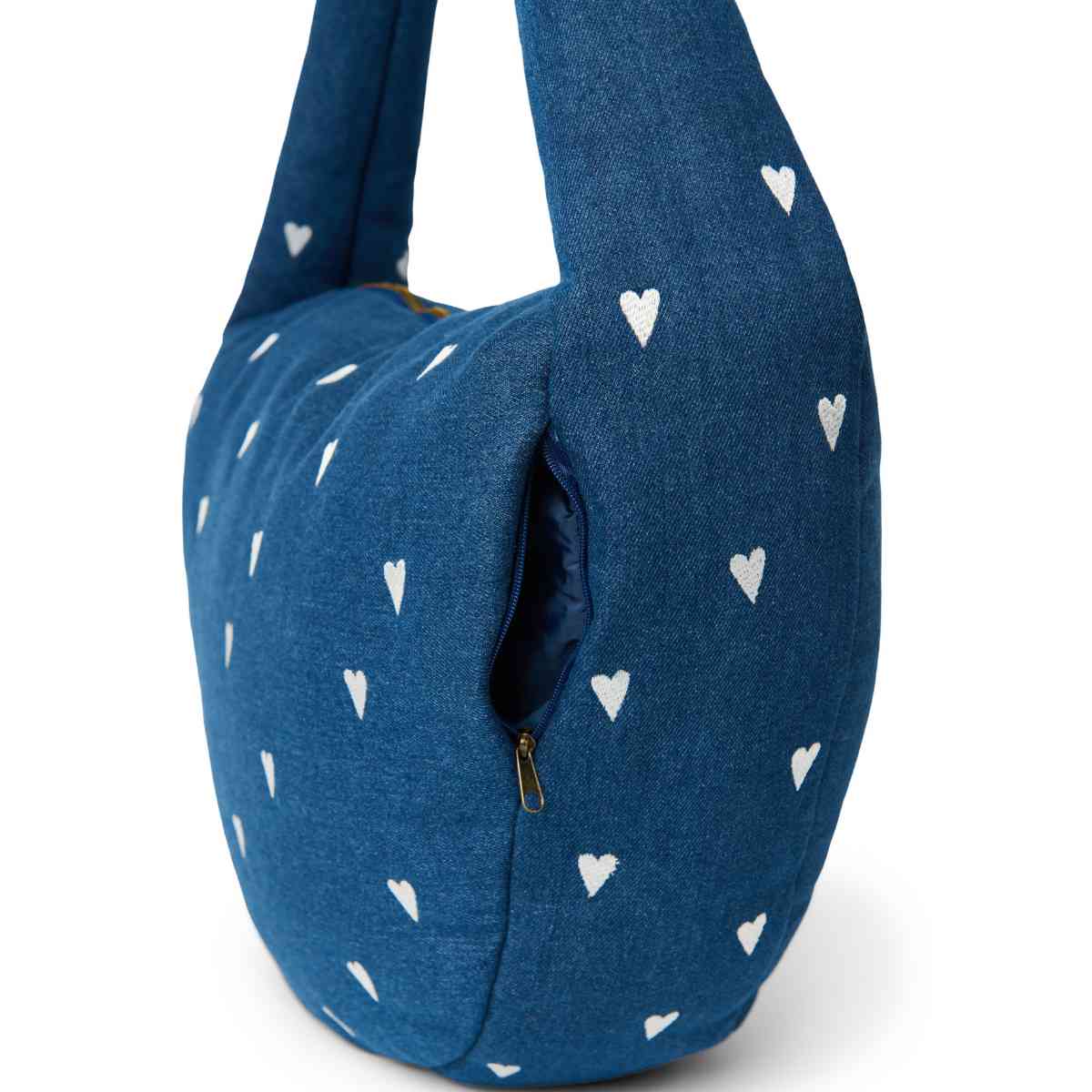 Tasche in Blau mit weißen Herzen - schräge Ansicht