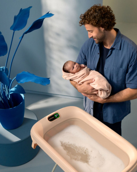 Maxi-Cosi-Indigo-Plus-Babywanne-mit-Neugeboreneneinsatz_Lifestyle_1